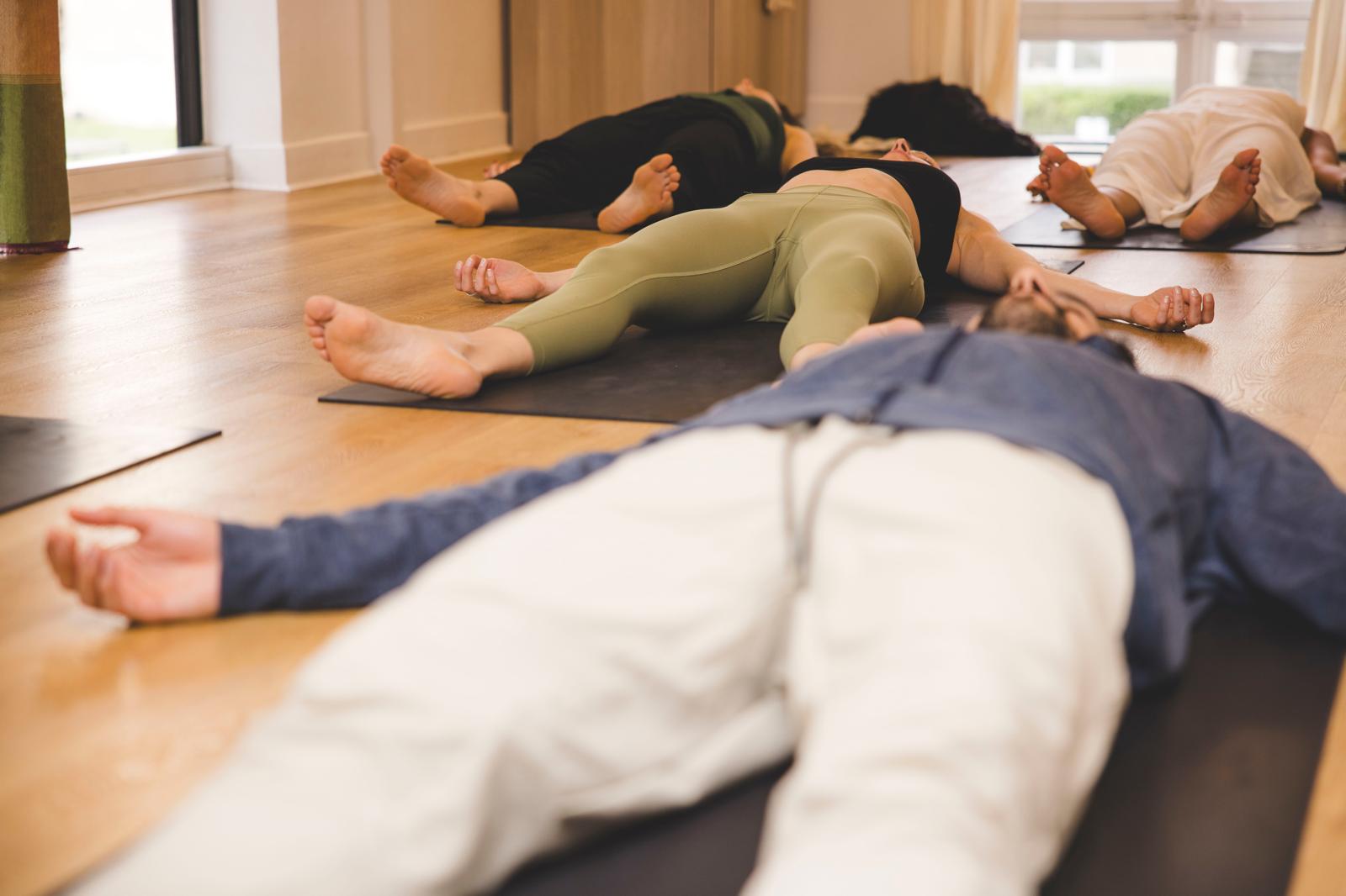 Groupe en savasana, The New Cool