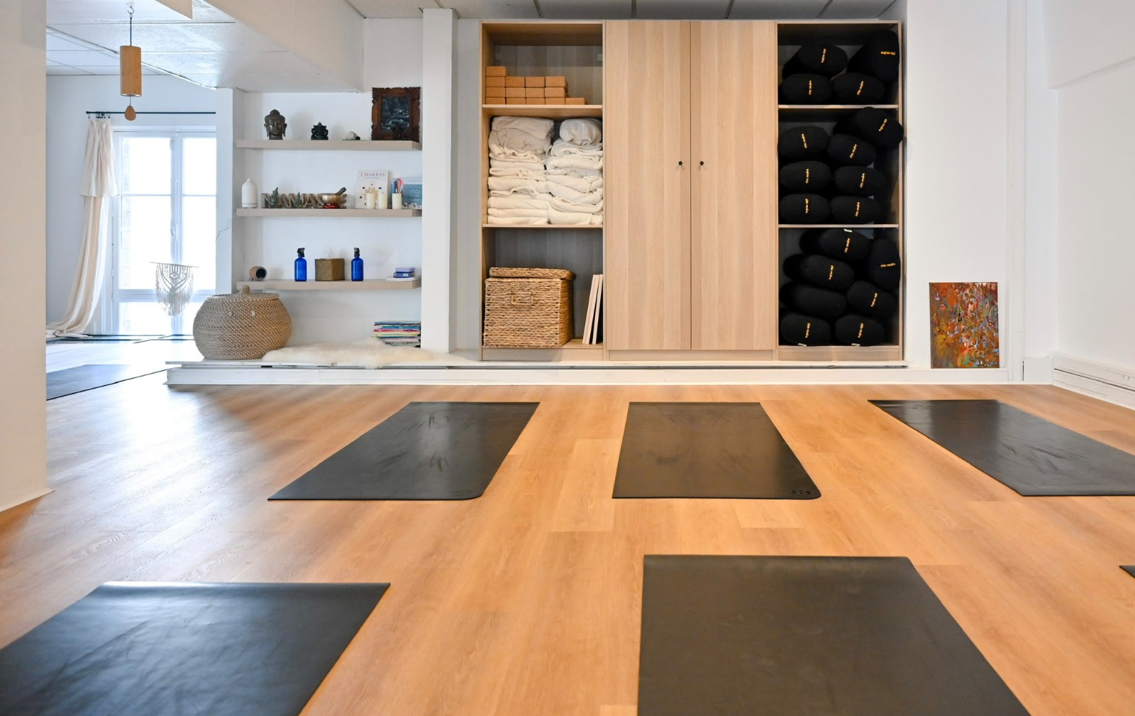 Salle de yoga The New Cool, tapis au sol et bolsters